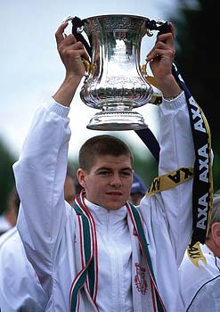 ������ ������ ............. ���� �� ���� �� ����� ���� ��� ��� �� ���� ����� ������ Steven Gerrard med F.A. bikarinn.jpg
